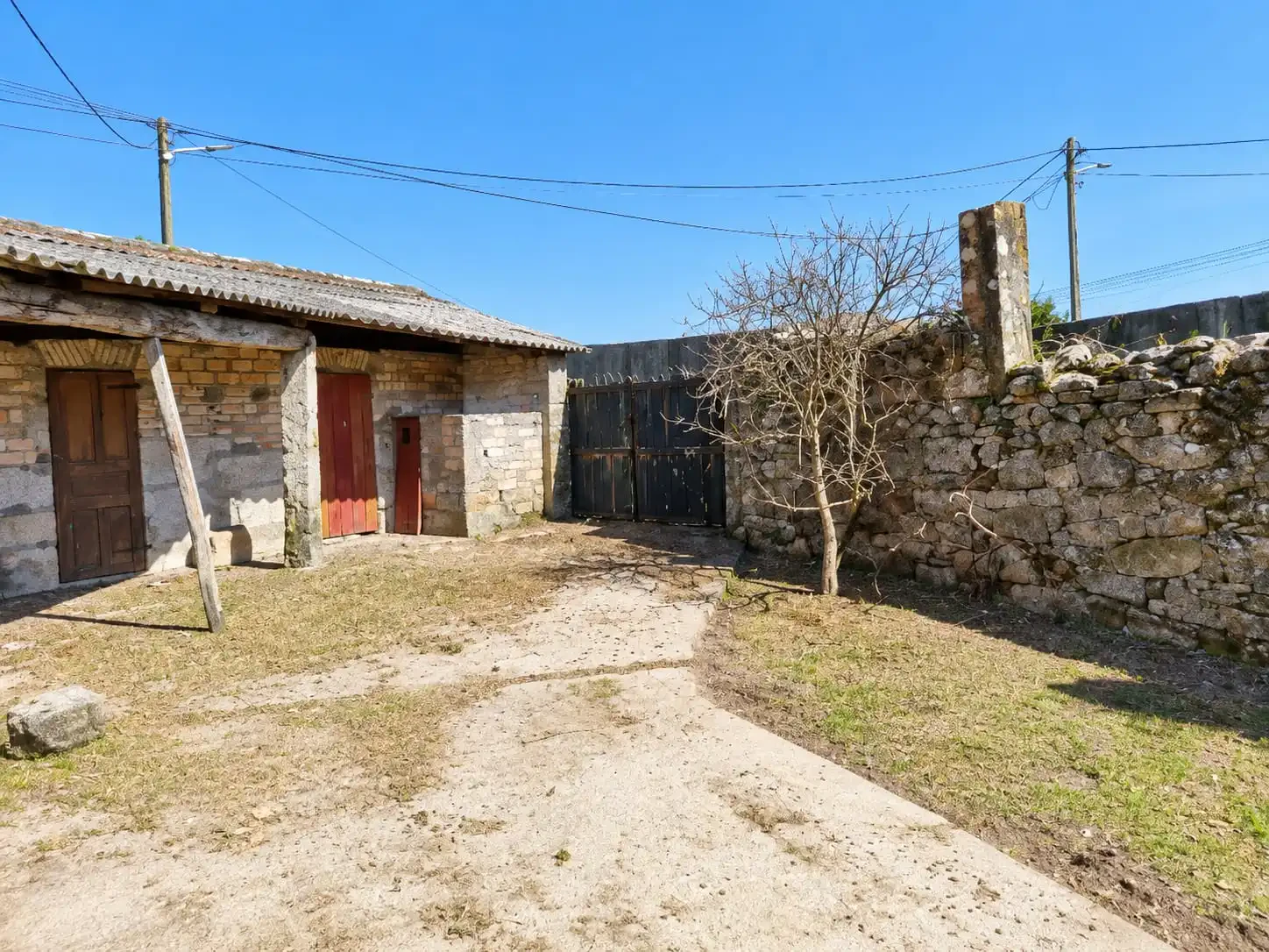 CASA DE PIEDRA PARA RESTAURAR CON TERRENO DE 3.400 M2 — 2