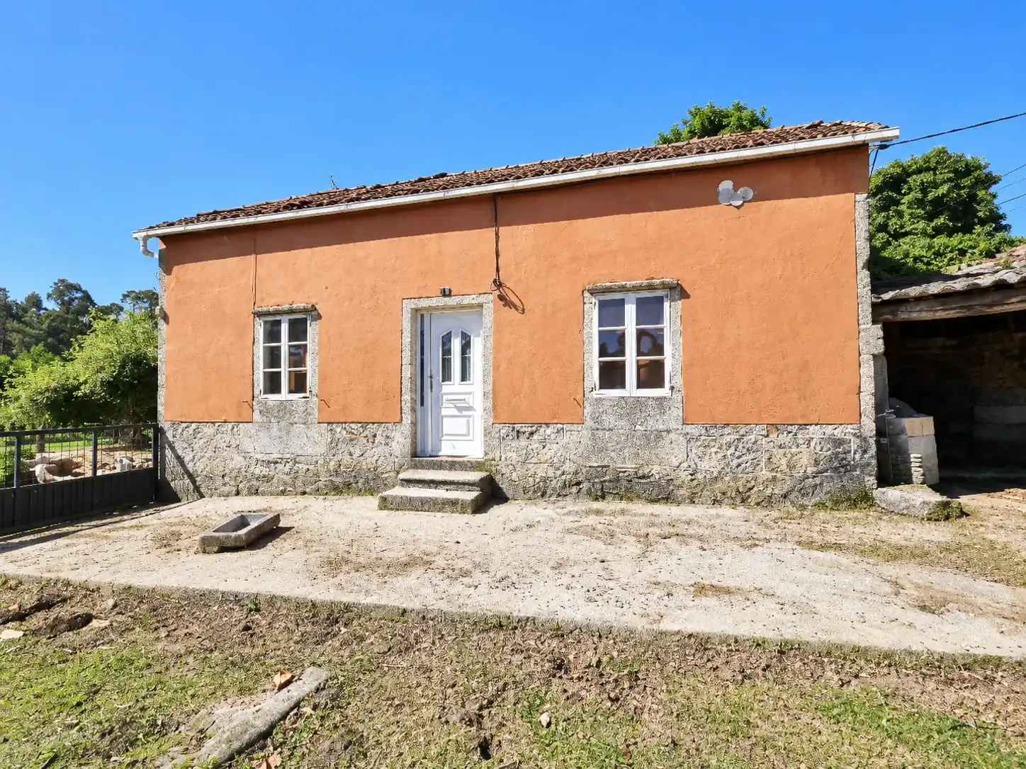 CASA DE PIEDRA PARA RESTAURAR CON TERRENO DE 3.400 M2 — 3