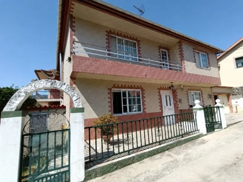 CASA CON JARDIN EN RIBEIRA 